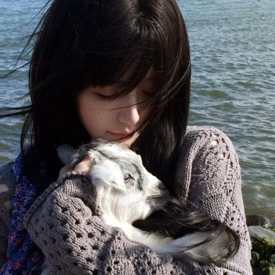 老牌影帝又出大瓜：机场牵手女助理，好友出面澄清，一夜之间